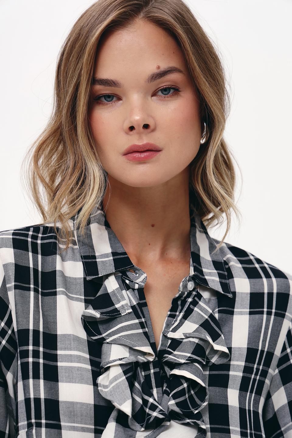 Блуза Monari в клетку с рюшами