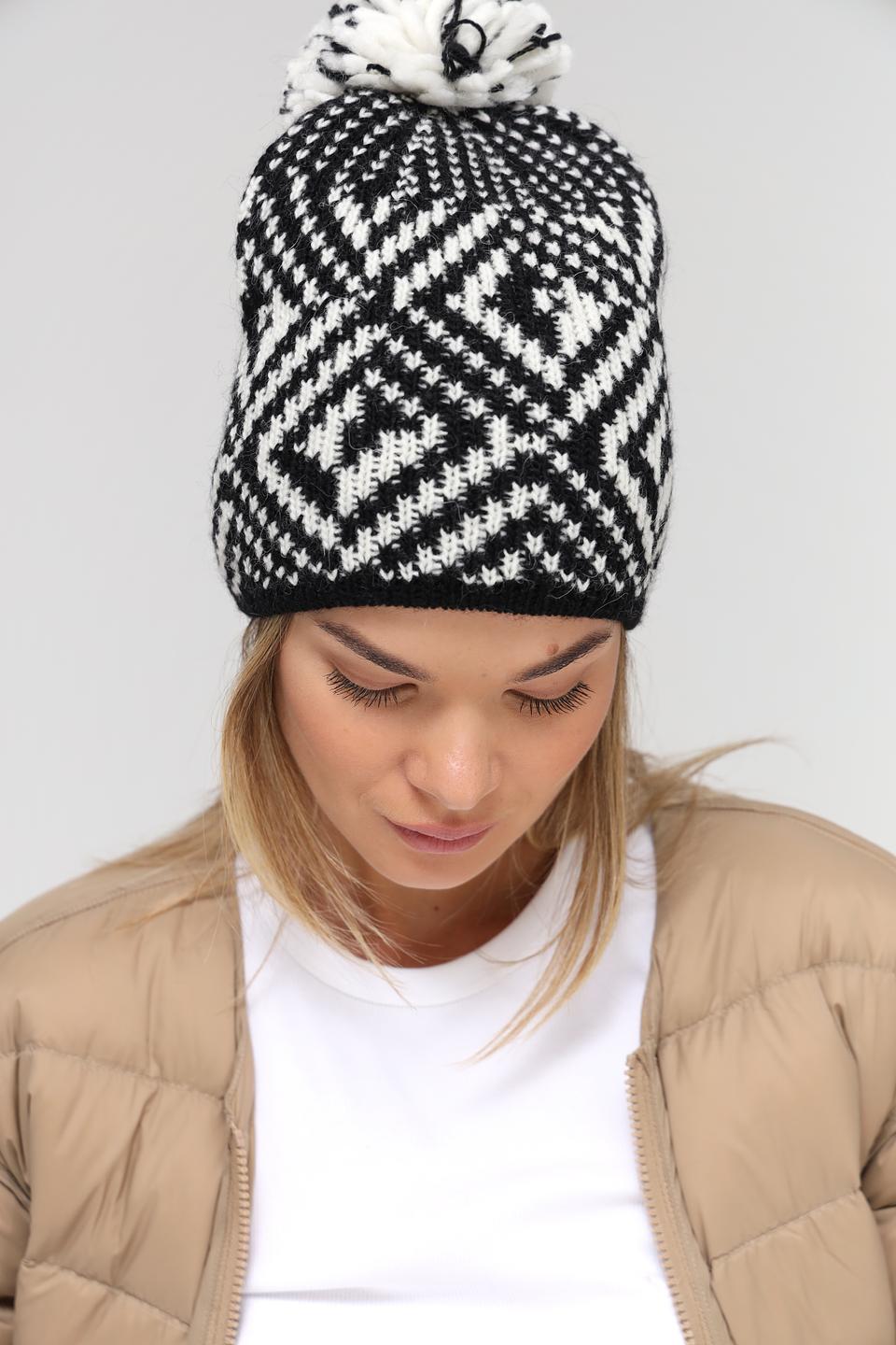 Шапка Marhatter с помпоном