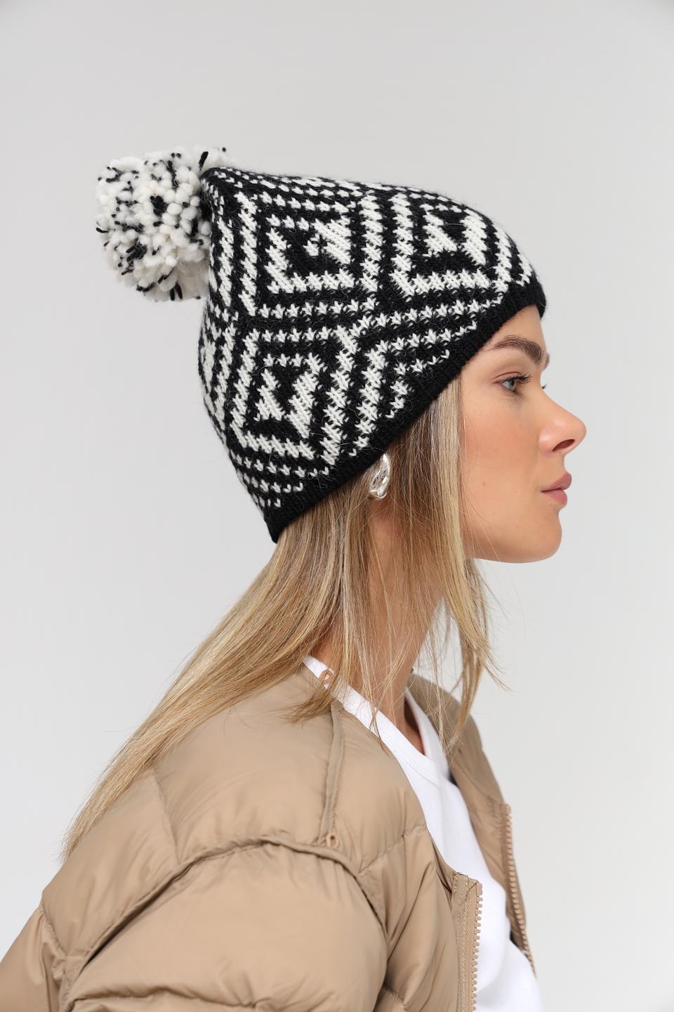 Шапка Marhatter с помпоном