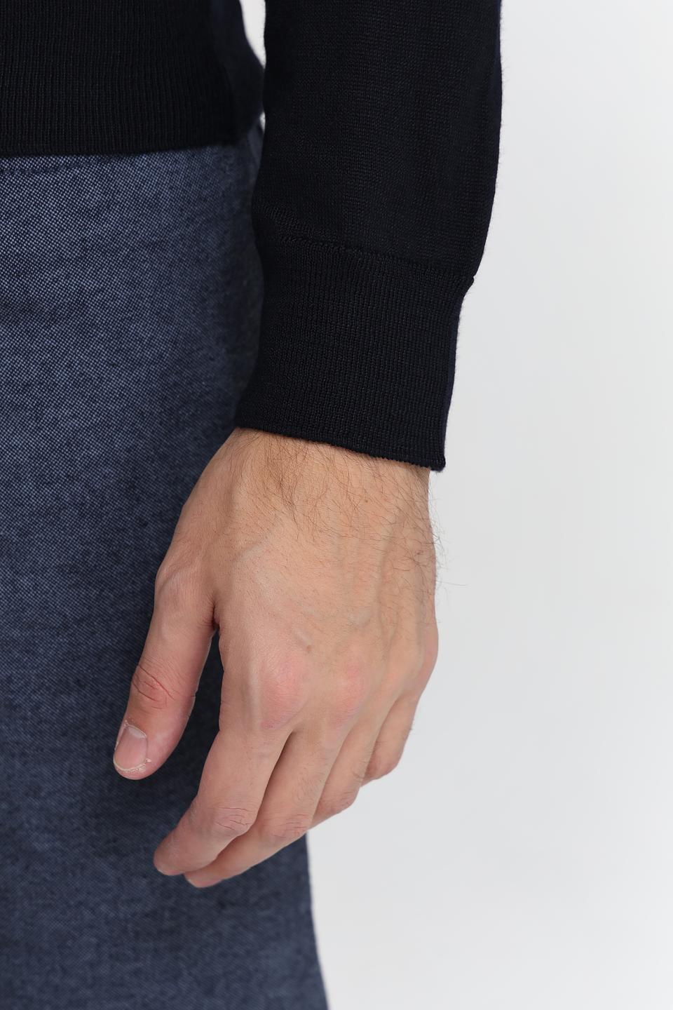 Джемпер Monte Carlo V-образный чёрный