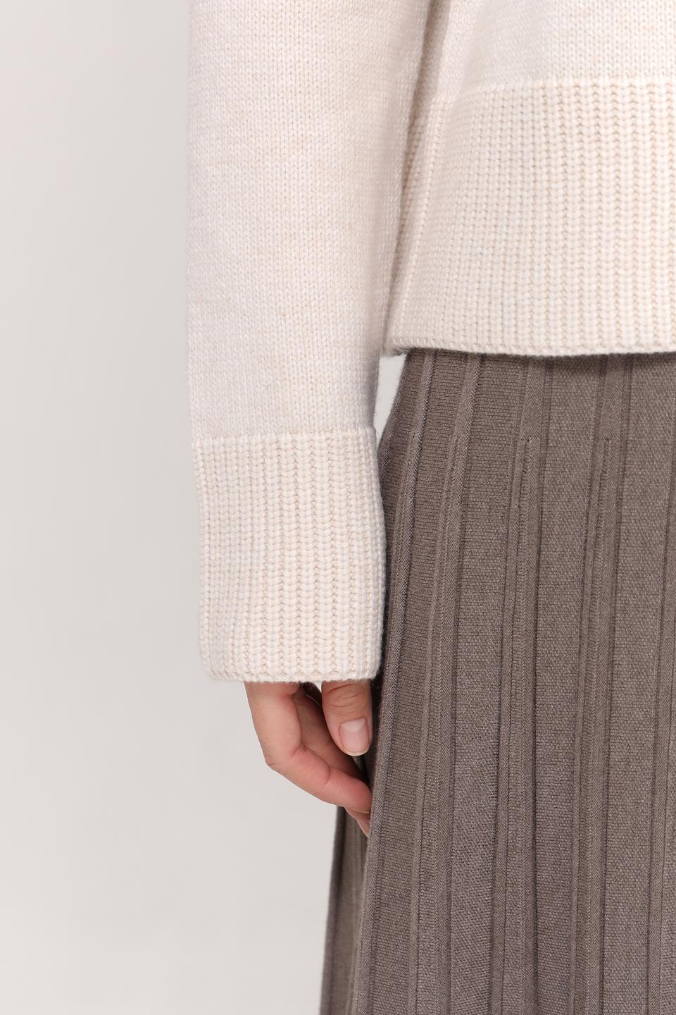 Пуловер Oui с декоративными пуговицами бежевый