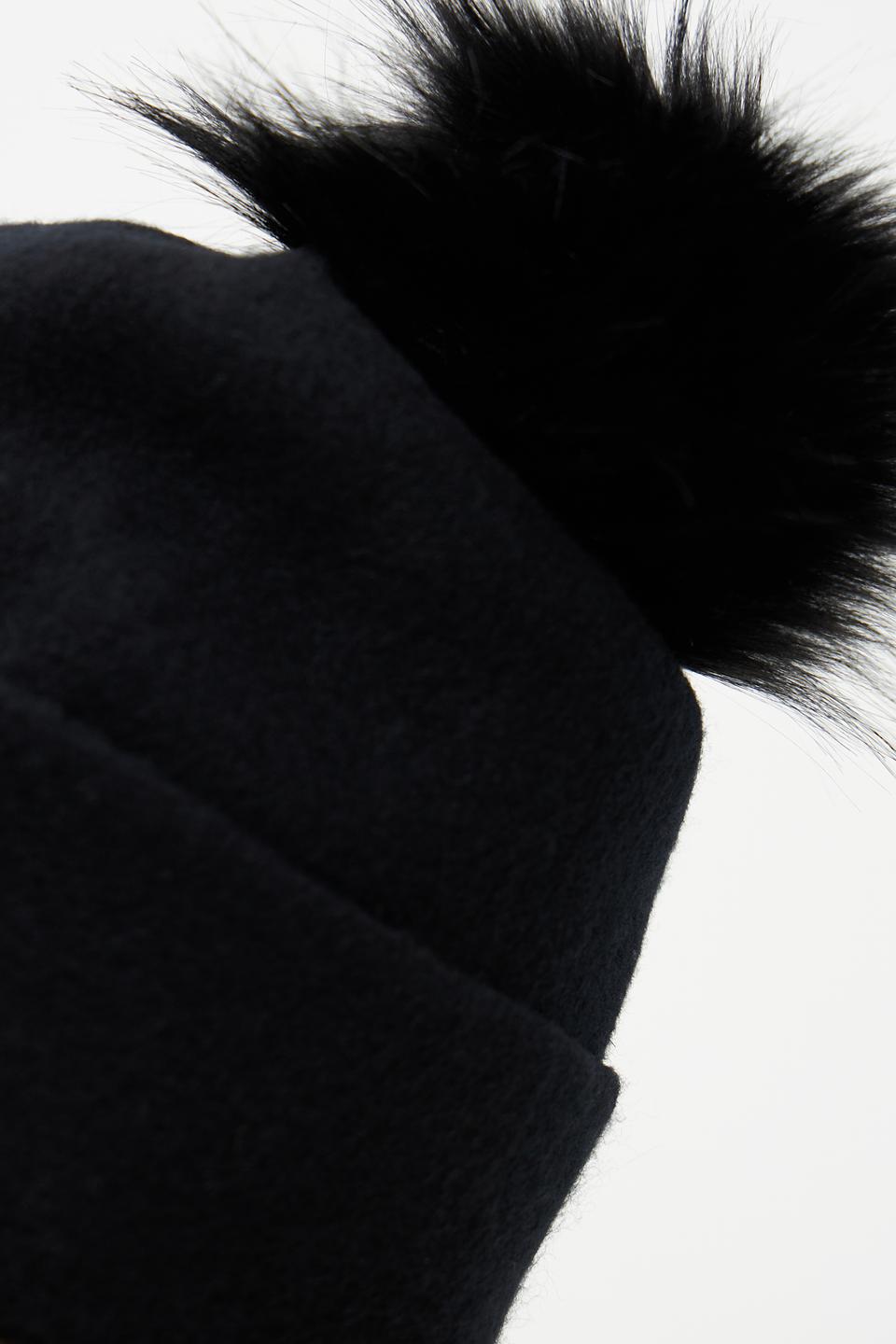 Шапка Marc Cain с помпоном чёрная