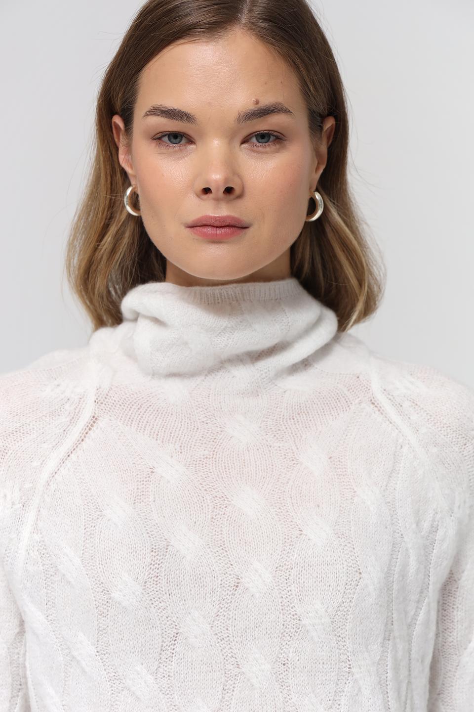 Пуловер Monari с косами молочный