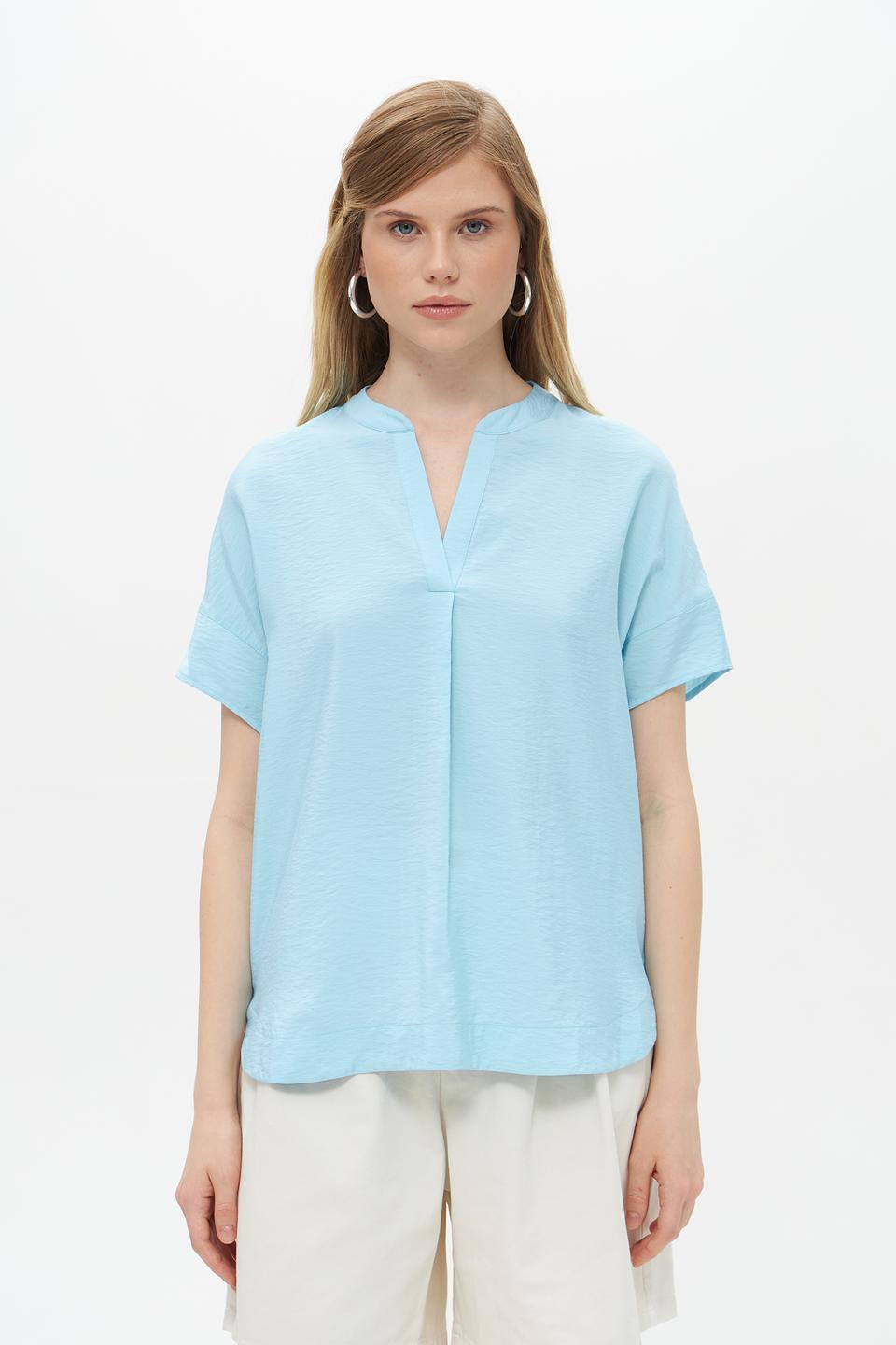 Блузка Rabe collection голубая с V-образным вырезом