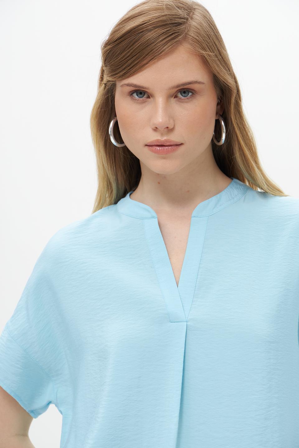Блузка Rabe collection голубая с V-образным вырезом