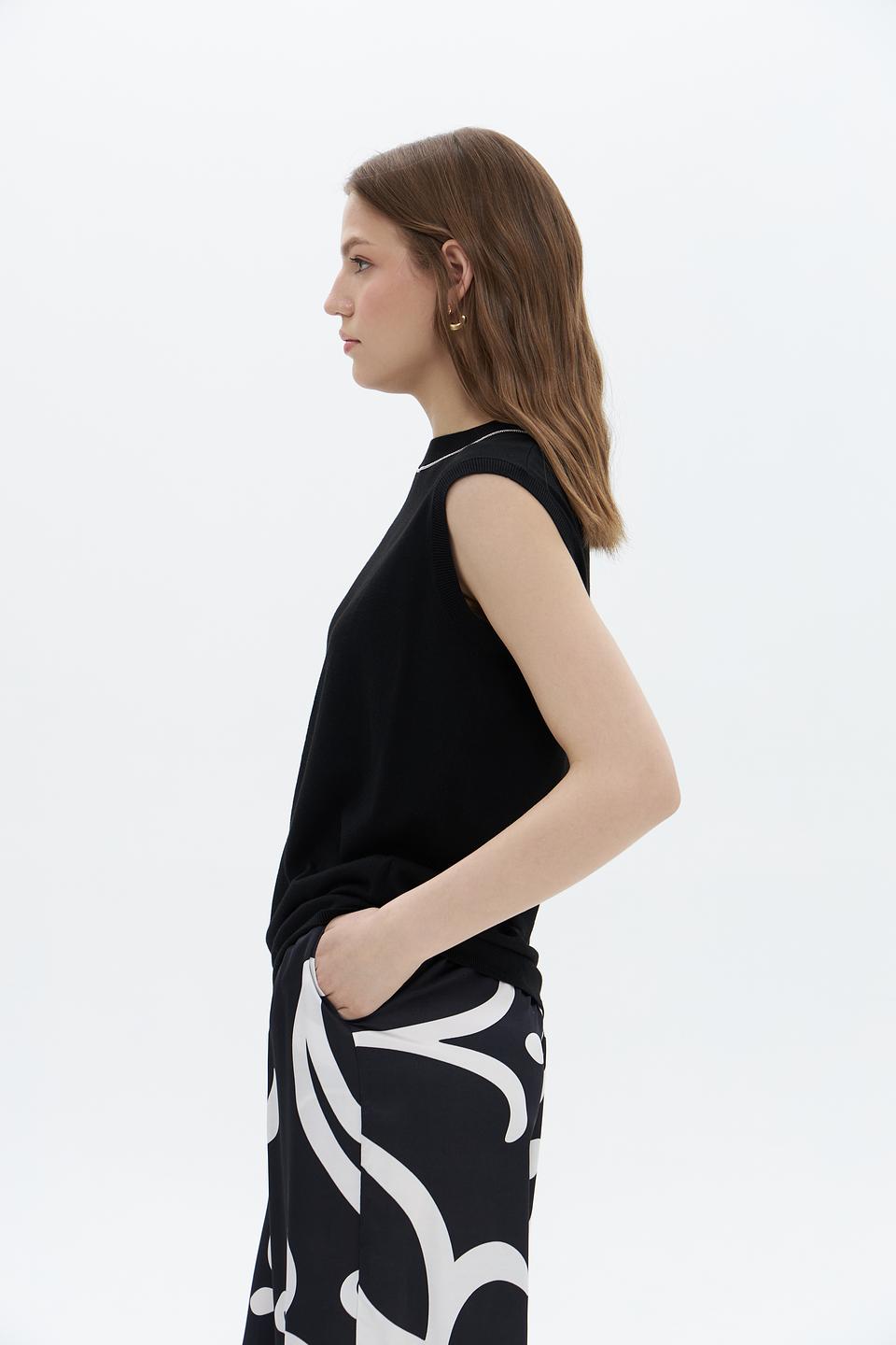 Топ UNQ женский черный с отделкой