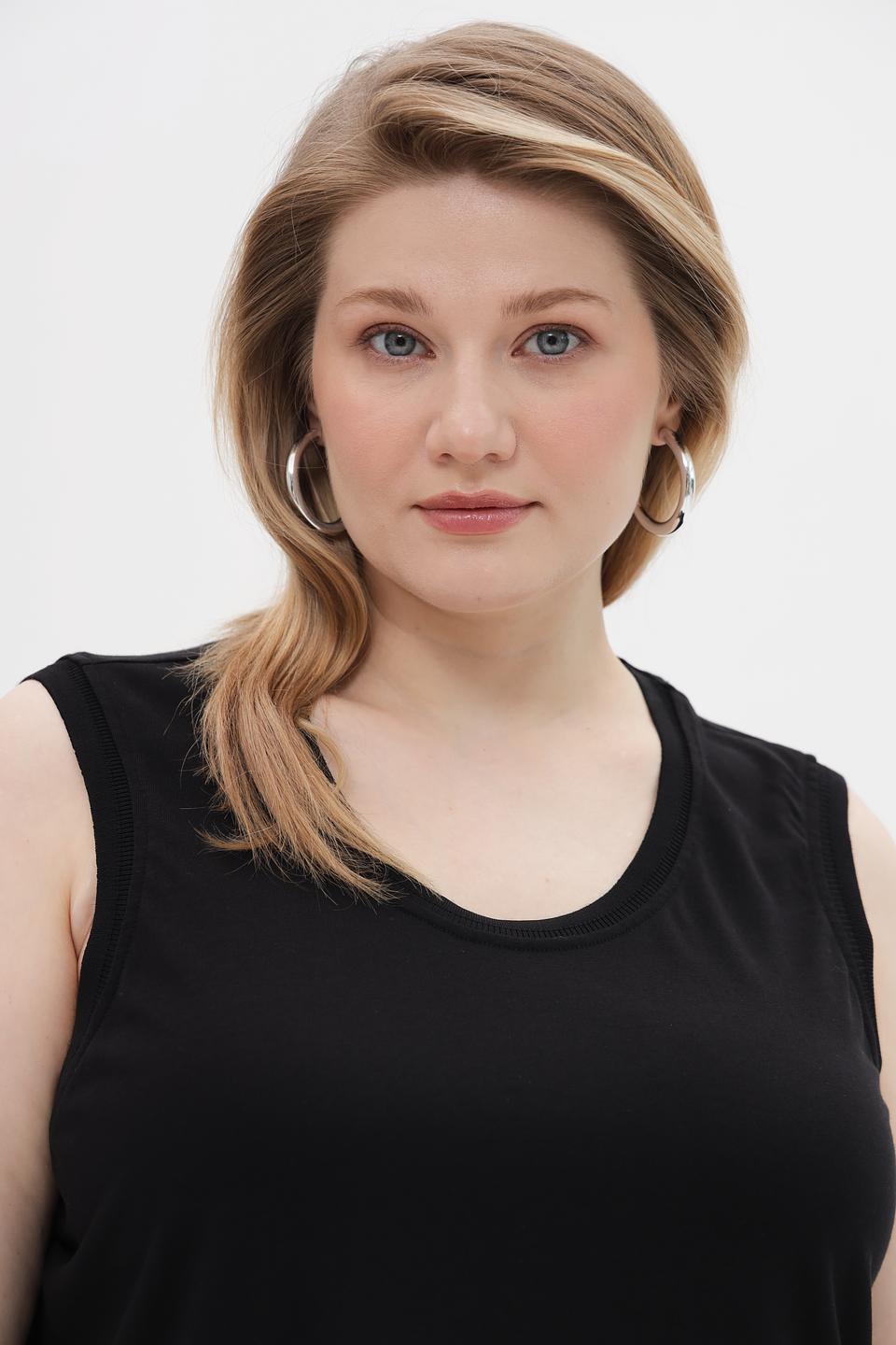 Топ Margittes чёрный базовый