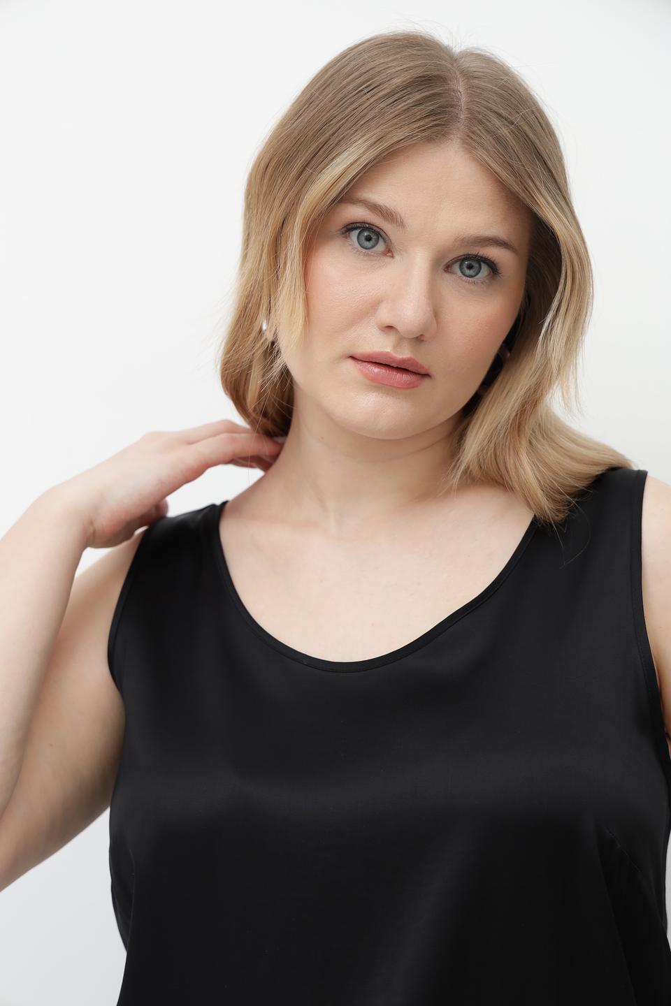 Топ Monari черный с V-образным вырезом