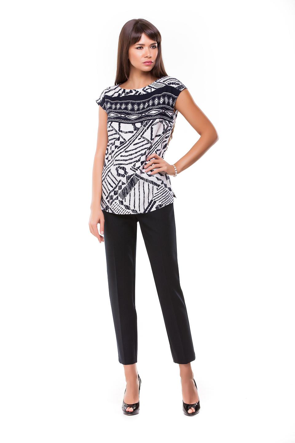 Блуза Femme черно-белая с геометрическим принтом