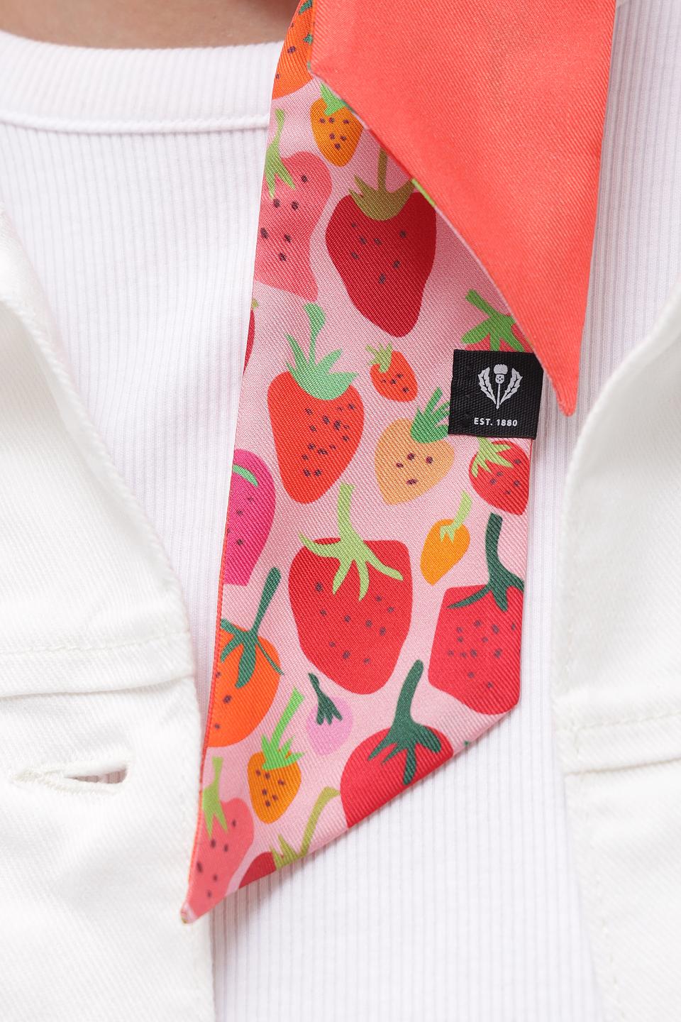 Шарф Fraas с клубничным принтом