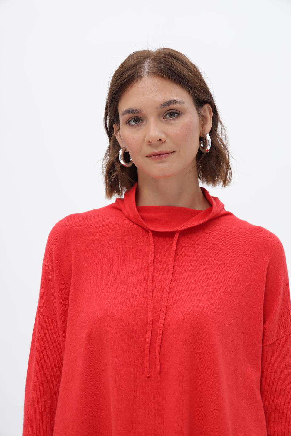 Пуловер Miss Lagotte красный с капюшоном