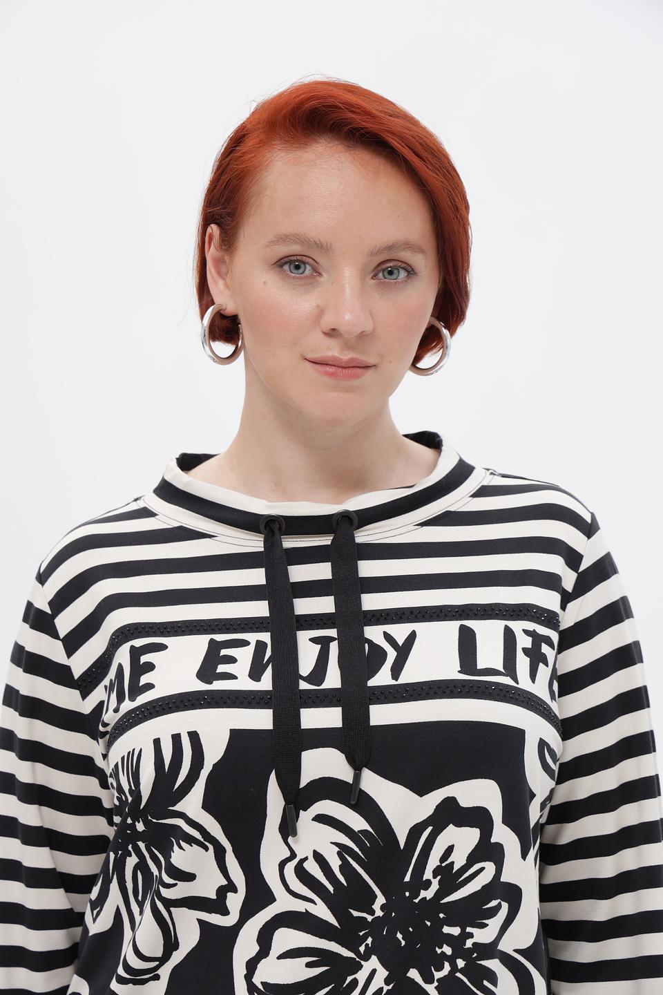 Пуловер Via Appia с цветами и надписью