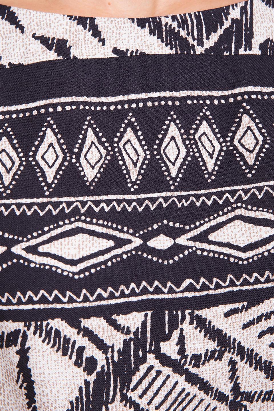 Блуза Femme черно-белая с геометрическим принтом