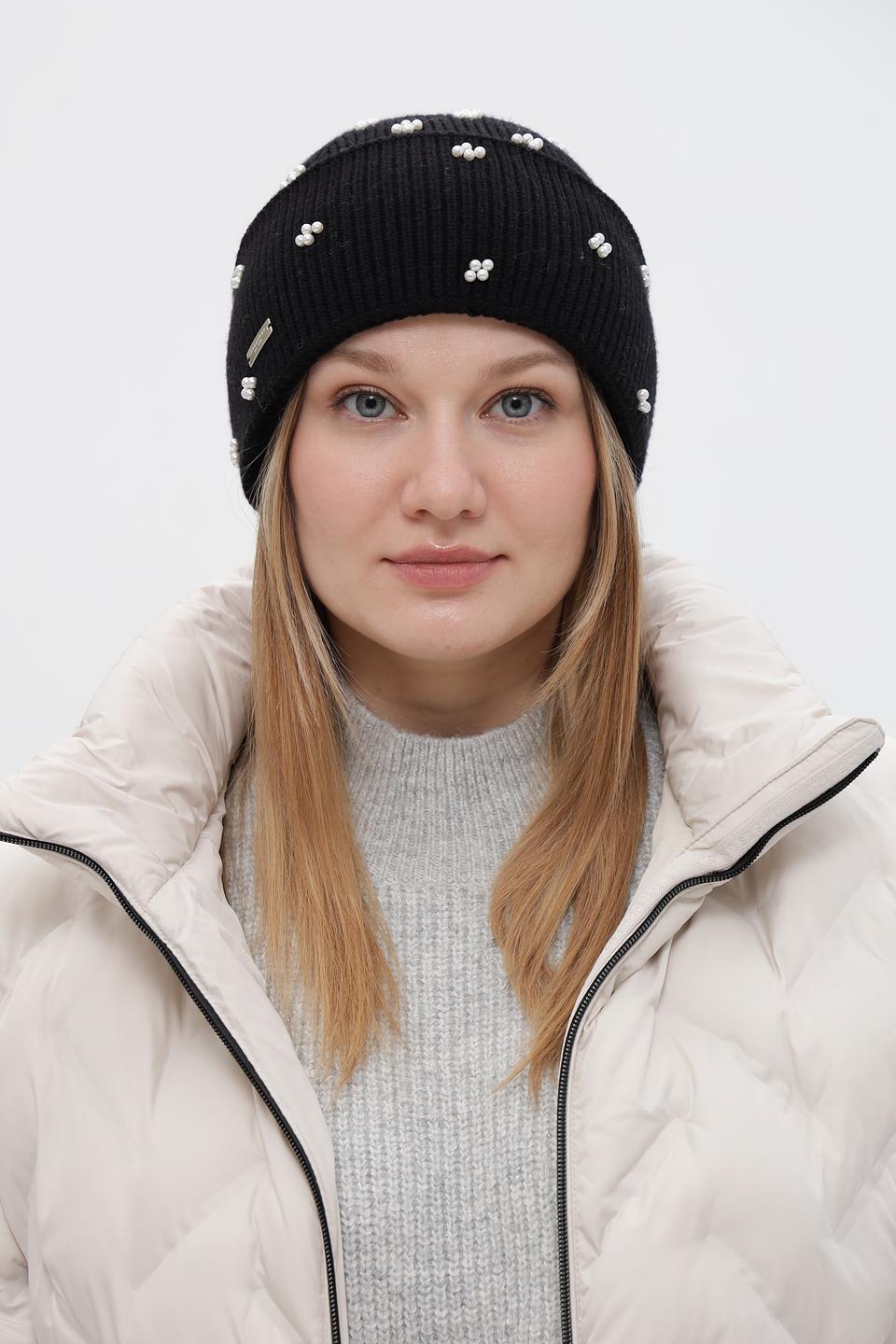 Шапка Seeberger с бусинами черная