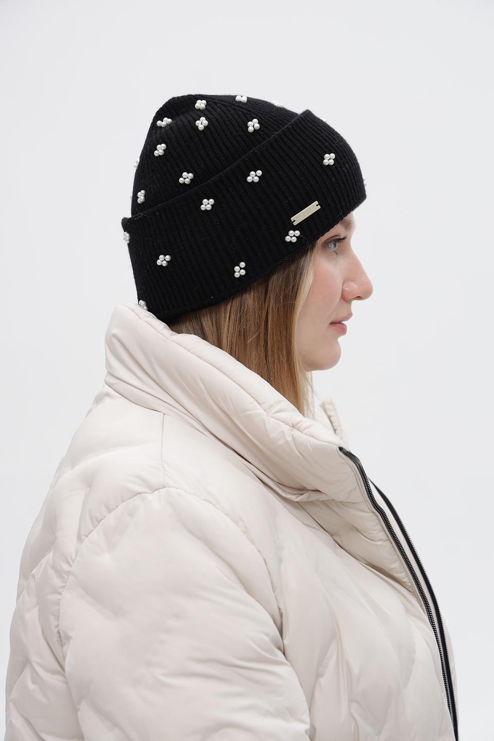 Шапка Seeberger с бусинами черная