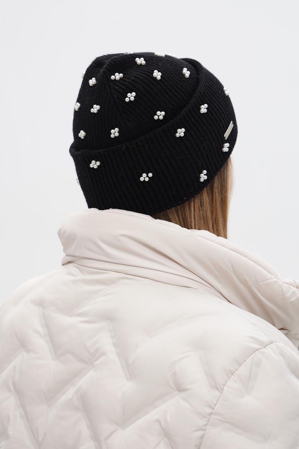 Шапка Seeberger с бусинами черная