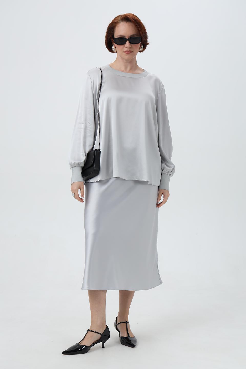 Блузка Herzens Angelegenheit атласная серая