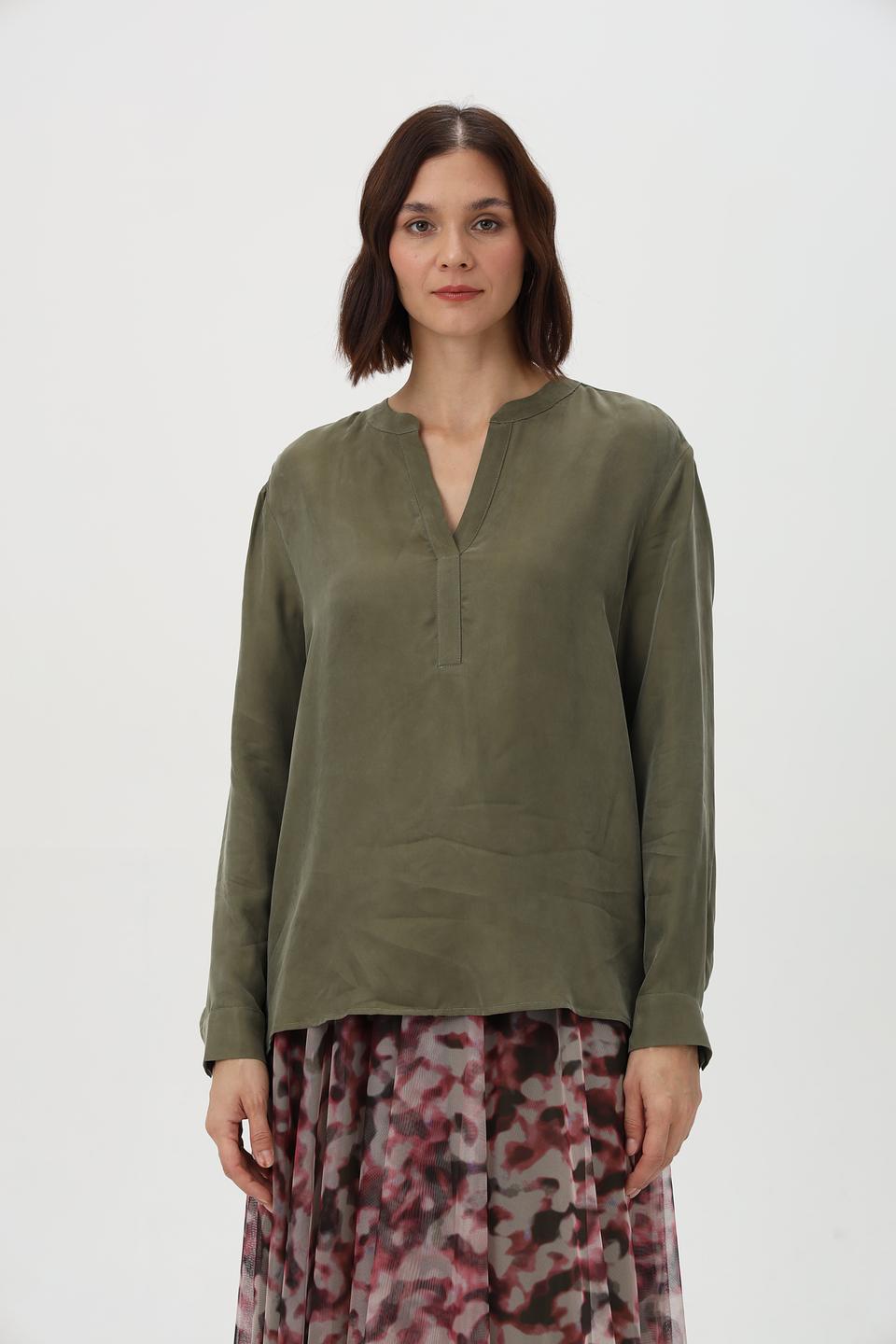 Блузка Lecomte оливковая с V-образным вырезом