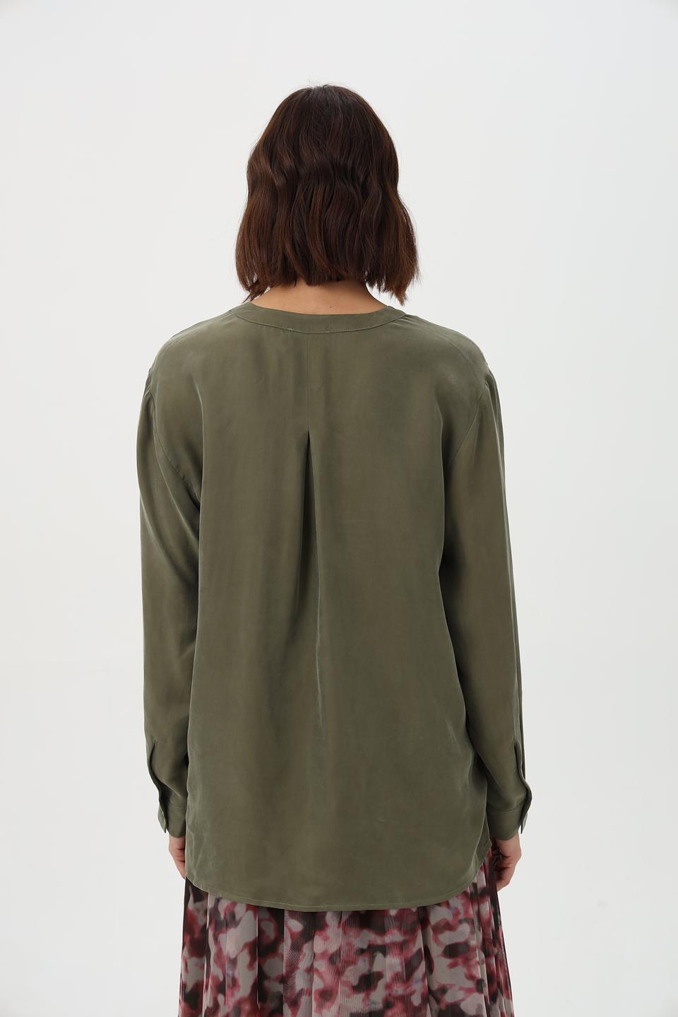 Блузка Lecomte оливковая с V-образным вырезом