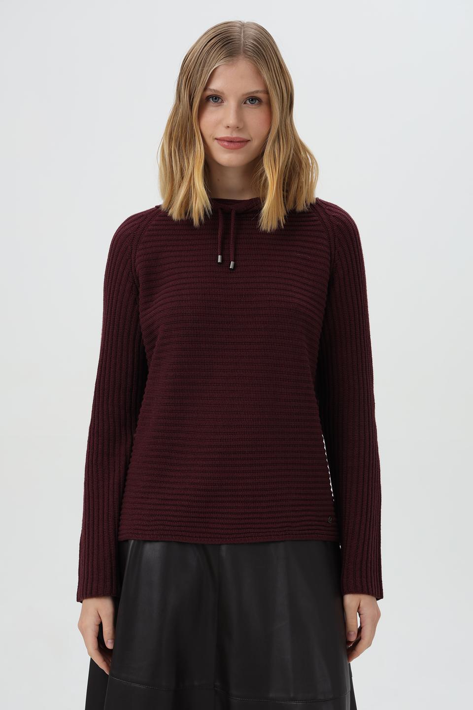 Пуловер Monari с капюшоном бордовый