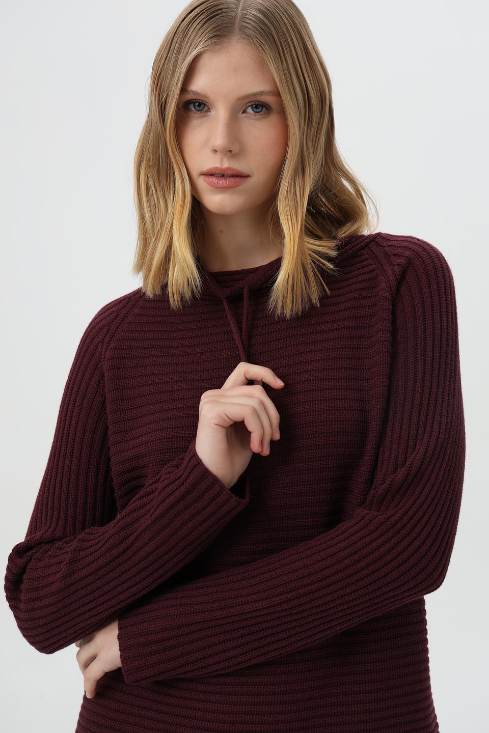 Пуловер Monari с капюшоном бордовый
