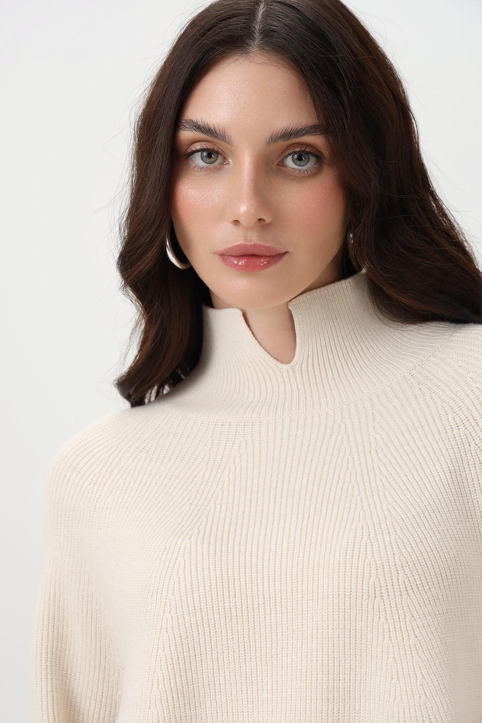 Пуловер Oui бежевый с вырезом