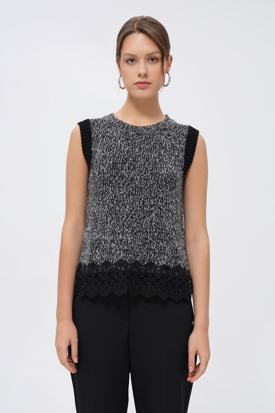 Жилет Oui с кружевом черный
