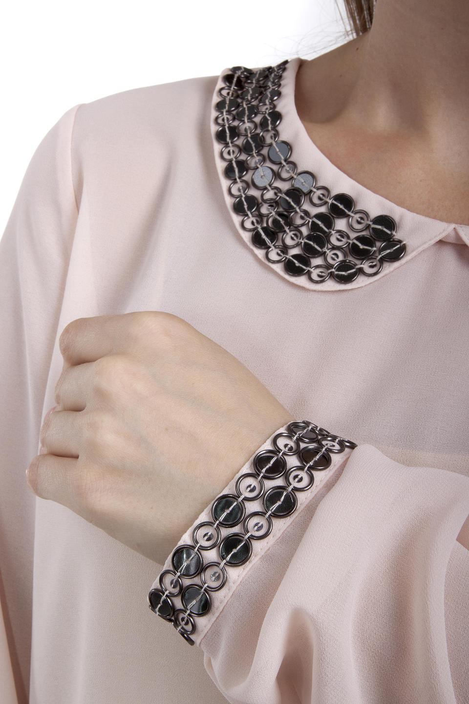 Блуза Locust розовая с декором на воротнике и манжетах